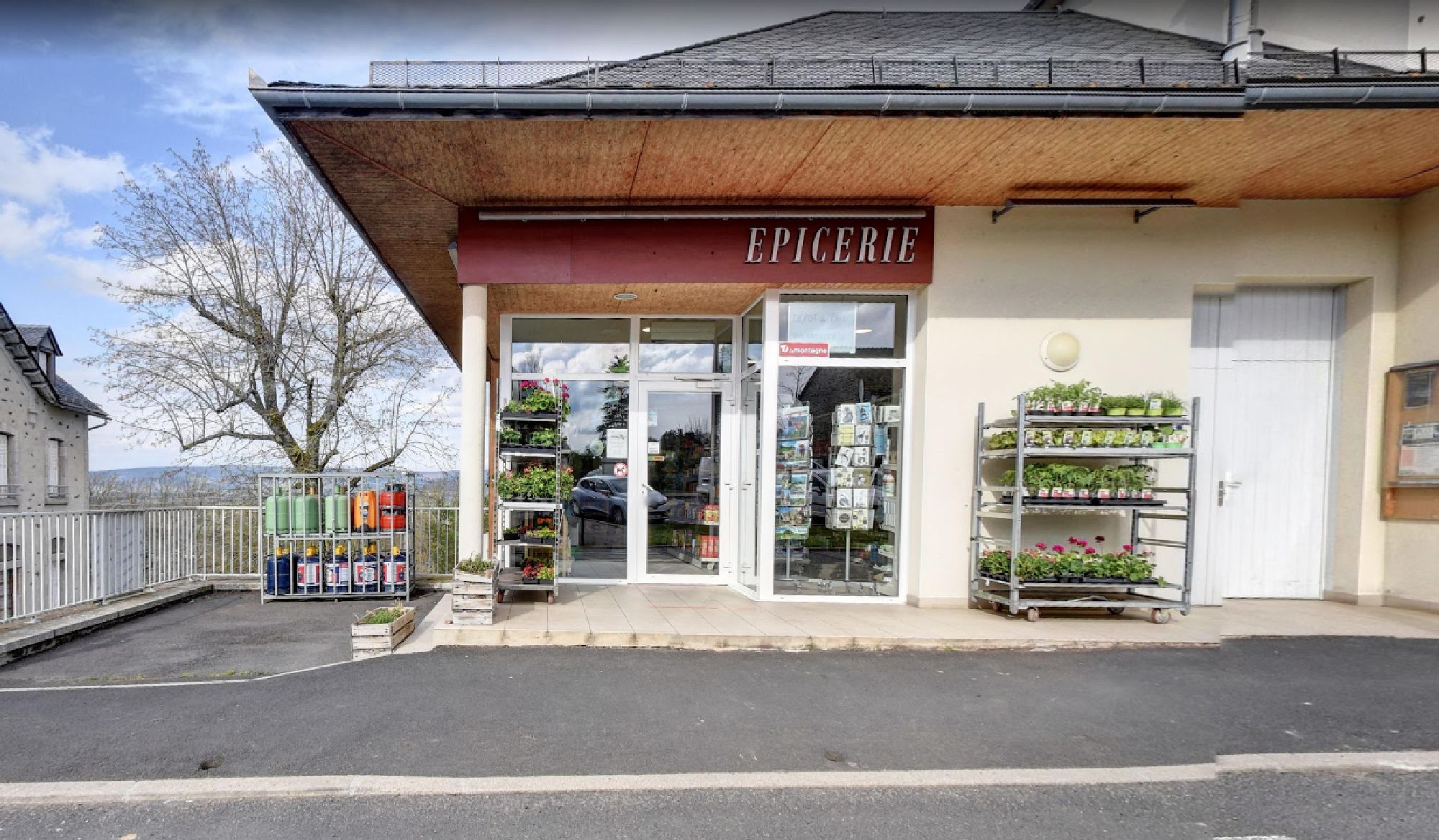 Devanture de l'épicerie de Faverolles